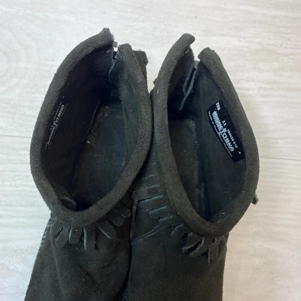 Minnetonka Womens 11 Moccasin Back Zip Ankle Boots Fringe Black Suede Flat 289
